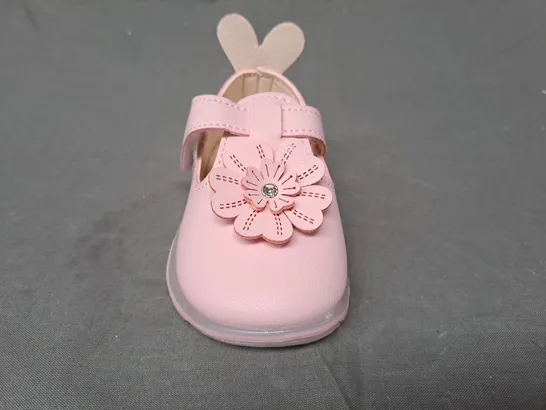 BOXED PAIR OF DESIGNER KIDS SHOES IN PINK W. FLORAL DETAIL EU SIZE 21