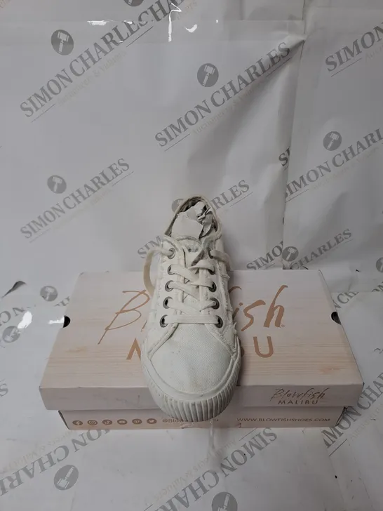 BOXED PAIR OF BLOWFISH MALIBU CASPER SNEAKERS IN WHITE SIZE 5