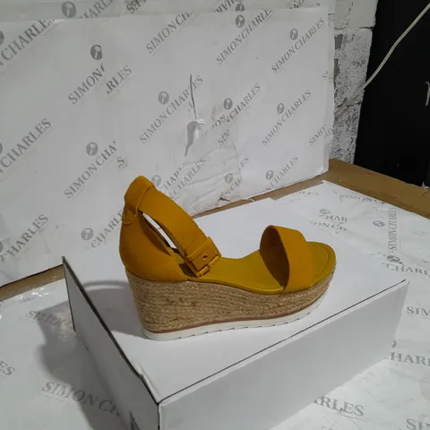 BOXED MARC FISHER ZAKO WEDGE SANDALS MUSTARD SIZE 6.5