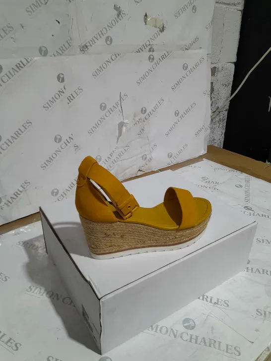 BOXED MARC FISHER ZAKO WEDGE SANDALS MUSTARD SIZE 6.5