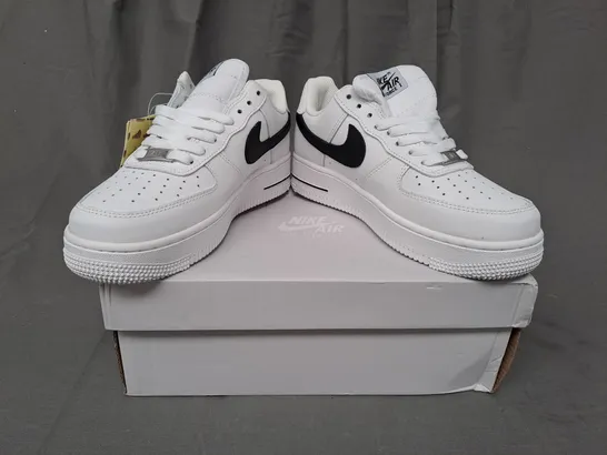 BOXED PAIR OF NIKE AIR FORCE 1 '07 SHOES IN WHITE/BLACK UK SIZE 5.5