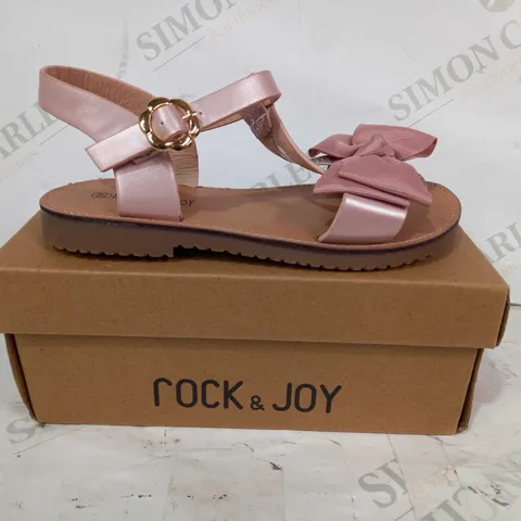 BOXED PAIR OF ROCK & JOY KIDS OPEN TOE SANDALS IN CHAMPAGNE PINK W. BOW EU SIZE 30