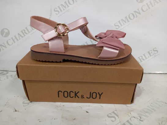 BOXED PAIR OF ROCK & JOY KIDS OPEN TOE SANDALS IN CHAMPAGNE PINK W. BOW EU SIZE 30