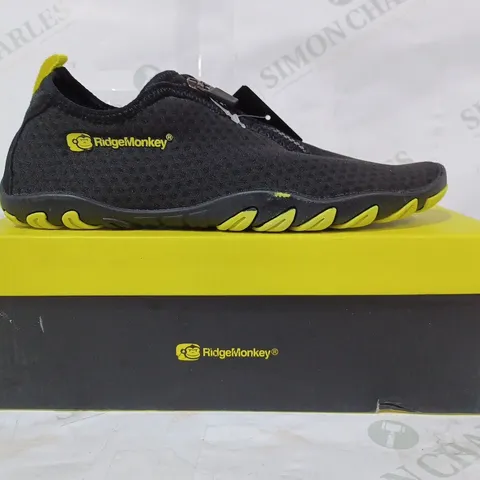 BOXED PAIR OF RIDGEMONKEY SLIP-ON AQUA SHOES IN BLACK/YELLOW SIZE 7