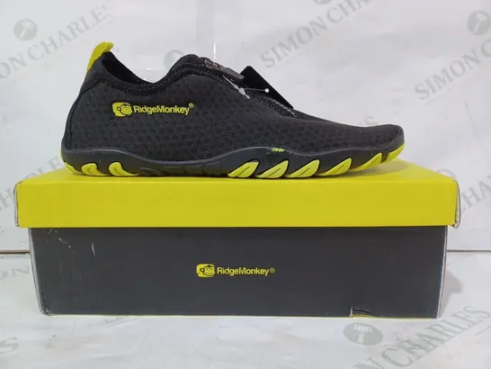 BOXED PAIR OF RIDGEMONKEY SLIP-ON AQUA SHOES IN BLACK/YELLOW SIZE 7