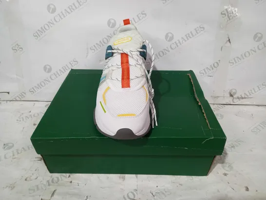 BOXED PAIR OF LACOSTE TRAINERS IN WHITE/MULTICOLOUR UK SIZE 9