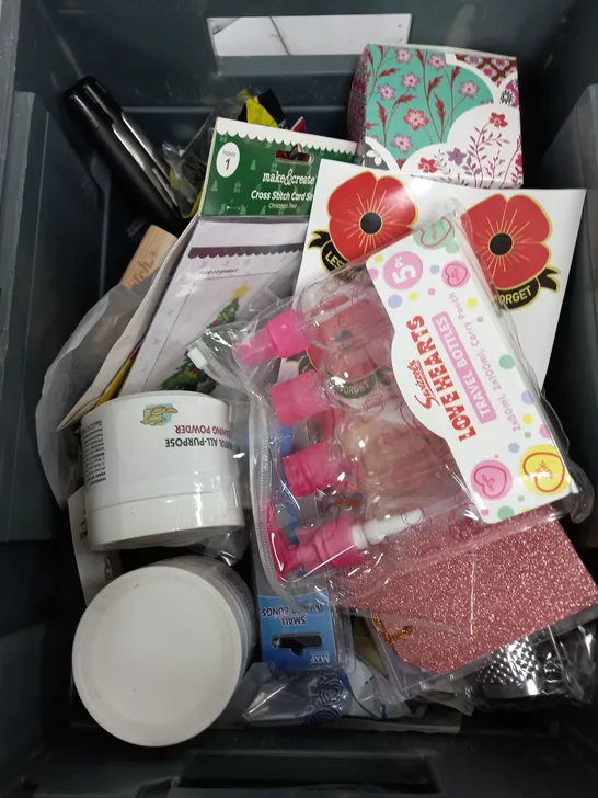 BOX OF APPROXIMATELY 15 ASSORTED ITEMS TO INCLUDE - CAN OPENER, TRAVEL BOTTLES, GRATER ETC