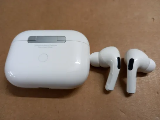 PAIR OF EARBUDS WITH CHARGING CASE