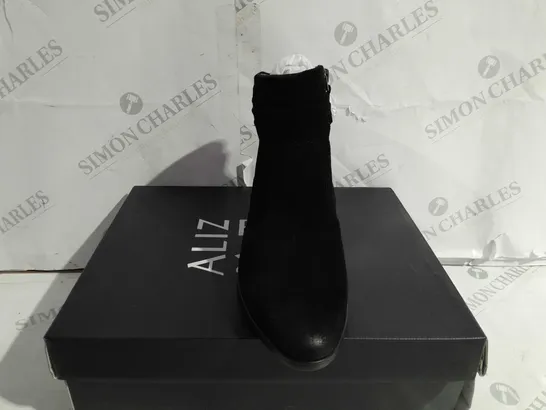 BOXED NATURALIZER GINA ANKLE BOOTS IN BLACK - SIZE 4