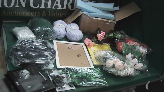 BOX OF ASSORTED HOMEWARE ITEMS TO INCLUDE FAUX FLOWERS, PHOTOFRAME, WOOL