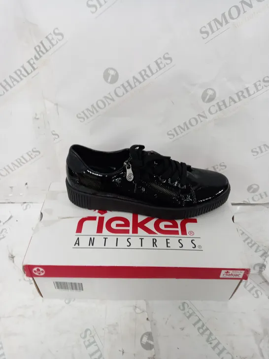 BOXED PAIR OF RIEKER TRAINERS WITH ZIP IN BLACK UK SIZE 6.5