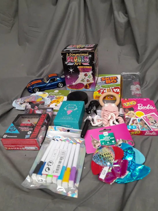 APPROXIMATELY 10 ASSORTED TOYS AND GAMES TO INCLUDE UNO, FELT TIP PENS AND COLOURING BOOKS