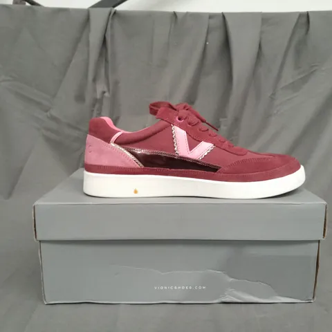 BOXED PAIR OF VIONIC ESSENCE MYLIE TRAINERS IN BURGUNDY SIZE 7 