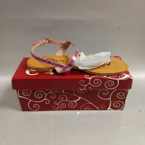 BOXED PAIR OF DEITY SANDLES IN PINK - SIZE 3