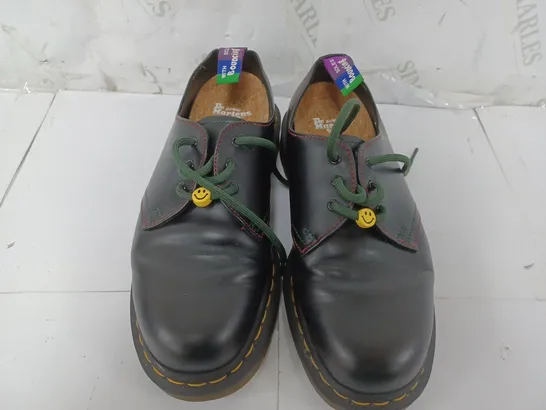 PAIR OF DR. AIRWAIR MARTENS THE ORIGINAL SHOES IN BLACK - UK 7