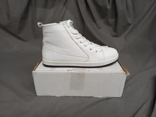 ADESSO LEATHER HIGH TOP TRAINER IN WHITE SIZE 7