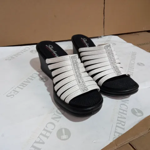 SKETCHERTS WITH MEMORY FOAM BLACK/WHITE SANDALS SIZE 6