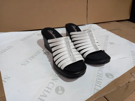 SKETCHERTS WITH MEMORY FOAM BLACK/WHITE SANDALS SIZE 6