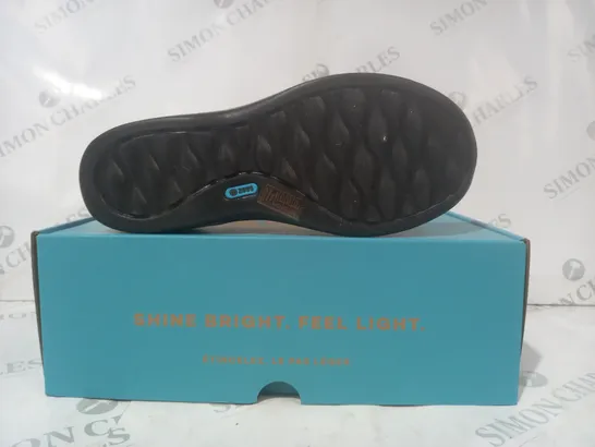 BOXED PAIR OF BZEES SHOES IN BLACK SIZE 7