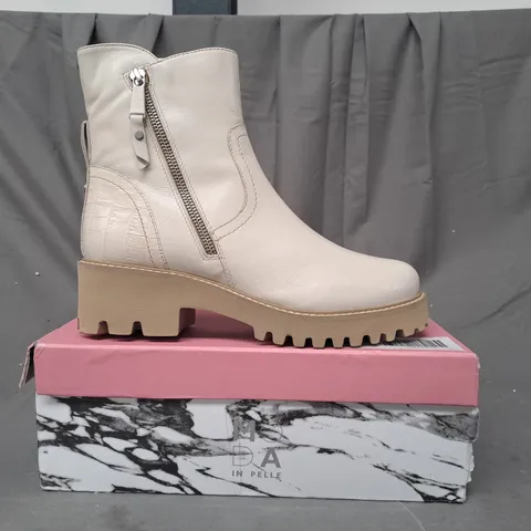 BOXED PAIR OF MODA IN PELLE ZIPSTER LEATHER BOOTS IN OFF WHITE SIZE 6