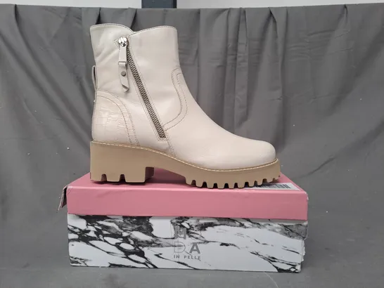 BOXED PAIR OF MODA IN PELLE ZIPSTER LEATHER BOOTS IN OFF WHITE SIZE 6