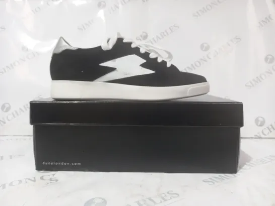 BOXED PAIR OF DUNE LONDON ENERGISED LIGHTNING BOLT TRAINERS IN BLACK/WHITE SIZE 6