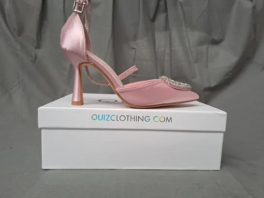 BOXED PAIR OF QUIZ POINTED TOE HEELED SHOES IN PINK W. JEWEL HEART DETAIL SIZE 4