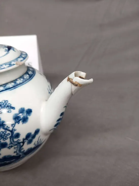 18TH CENTURY WORCESTER PORCELAIN TEAPOT AND COVER IN THE BLUE AND WHITE DECORATION OF THE CANNONBALL PATTERN (RIVET REPAIR TO SPOUT)