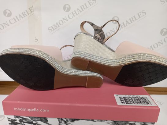 BOXED PAIR OF MODA IN PELLE WEDGED SANDALS - LIGHT PINK SIZE 40EU