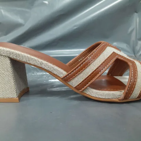 BOXED PAIR OF DESIGNER OPEN TOE BLOCK HEEL SHOES IN TAN/BROWN EU SIZE 37