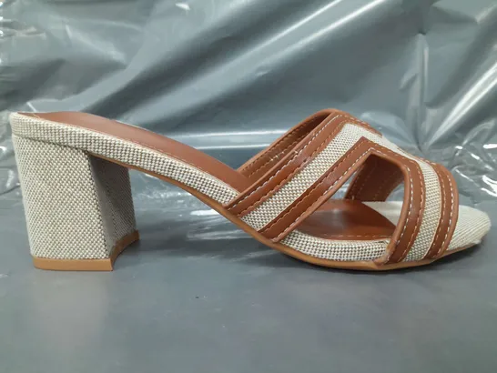 BOXED PAIR OF DESIGNER OPEN TOE BLOCK HEEL SHOES IN TAN/BROWN EU SIZE 37