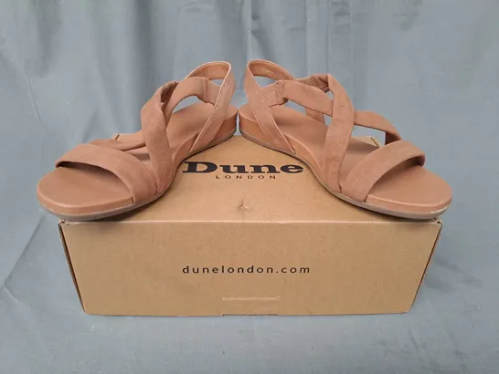 BOXED PAIR OF DUNE LONDON LANDIES OPEN TOE CROSS STRAP SANDALS IN CAMEL EU SIZE 37