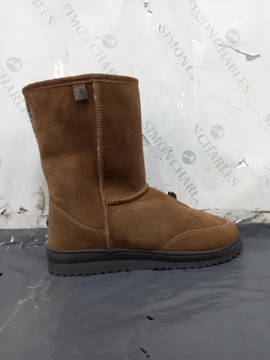 BOXED PAIR OF EMU AUSTRALIA ANKLE BOOTS IN CAMEL SIZE 7