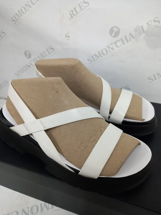 BOXED PAIR OF NATURALIZER SANDALS BLACK AND WHITE - SIZE 6