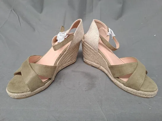 BOXED PAIR OF DESIGNER OPEN TOE WEDGE SANDALS IN OLIVE EU SIZE 38