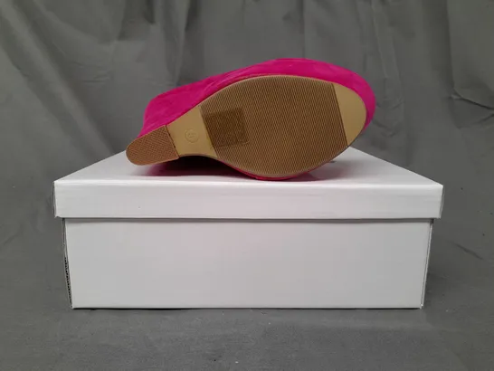BOXED PAIR OF KOI COUTURE HR5 PLATFORM HIGH WEDGE FAUX SUEDE SHOES IN FUCHSIA SIZE 5