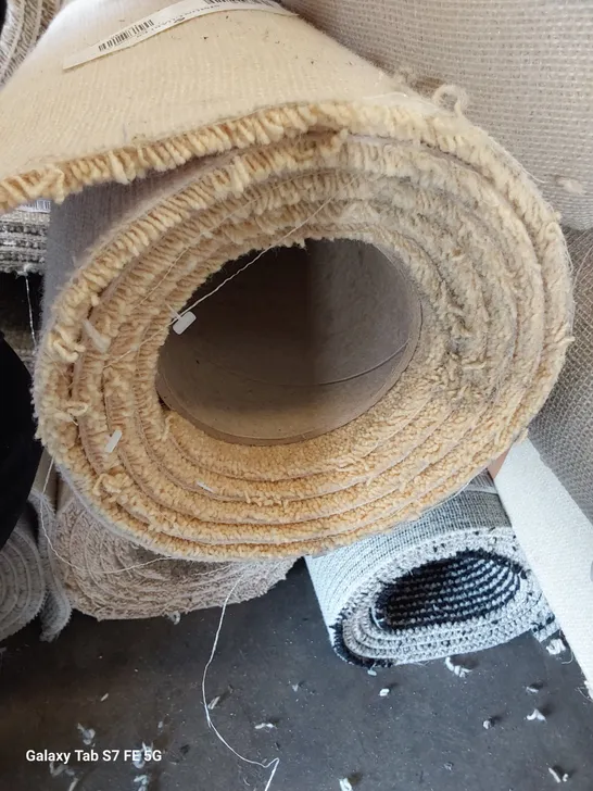 ROLL OF QUALITY  CRAFTSMAN SOLAR CARPET APPROXIMATELY 5M × 2.47M