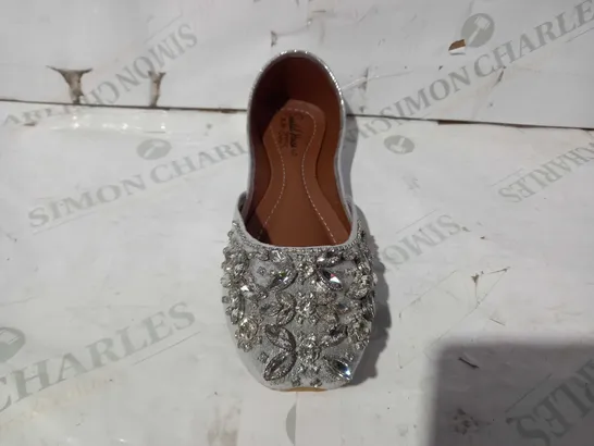 BOXED PAIR OF SANDAL HOUSE CLOSED TOE SLIP-ON SHOES IN METALLIC SILVER COLOUR WITH JEWEL EFFECT UK SIZE 6