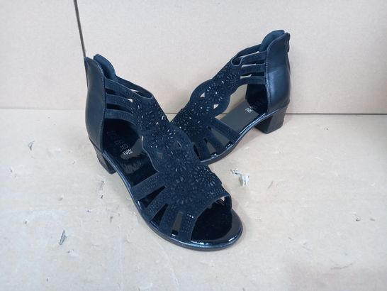 BOXED PAIR OF DESIGNER HEELS IN BLACK EU SIZE 41