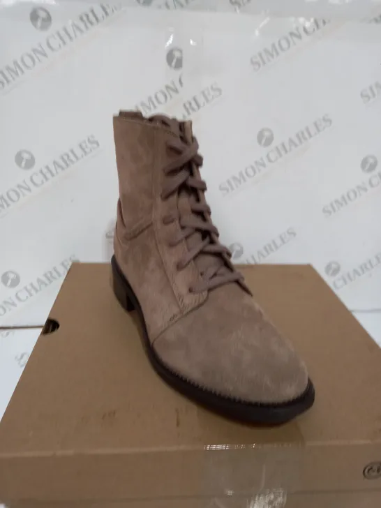 BOXED PAIR OF CLARKS BOOTS IN PEBBLE SUEDE - SIZE 6