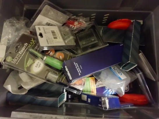 BOX OF APPROX 20 MALE COSMETIC ITEMS TO INCLUDE ASSORTED BLADES FOR RAZORS, MICROTOUCHMAX AND SHOCK DOCTOR GEL MAX MOUTHGUARD