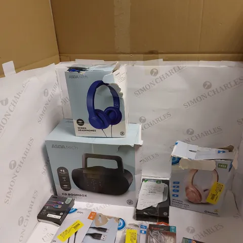 LOT OF ASSORTED ELECTRICAL ITEMS TO INCLUDE HEADPHONES, RADIOS AND USB CABLES