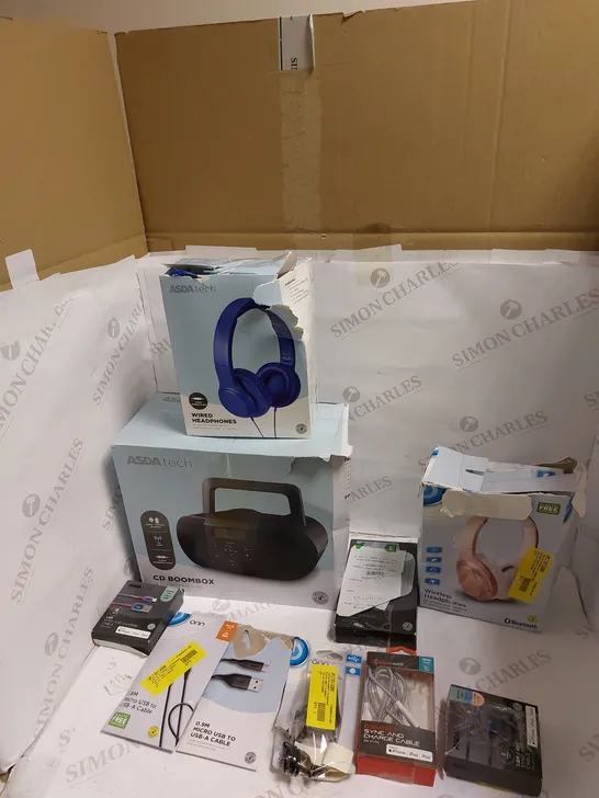 LOT OF ASSORTED ELECTRICAL ITEMS TO INCLUDE HEADPHONES, RADIOS AND USB CABLES