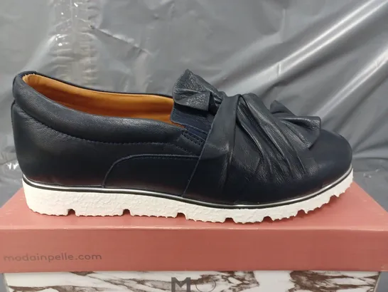 BOXED MODA IN PELLE ANETTE LEATHER BOW TWIST UPPER WITH FLEX SOLE TRAINERS IN NAVY - SIZE 40