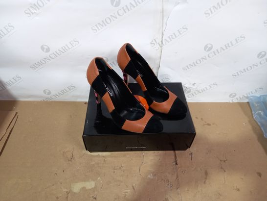 BOXED PAIR OF DESIGNER BROWN/BLACK HIGH HEELS SIZE 39