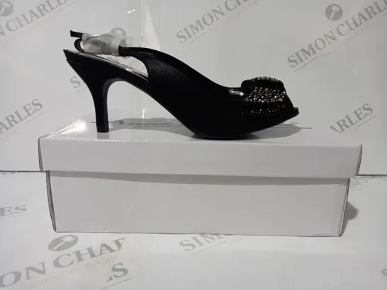 BOXED PAIR OF ANNE MICHELLE OPEN TOE HEELS IN BLACK W. JEWEL EFFECT SIZE 4