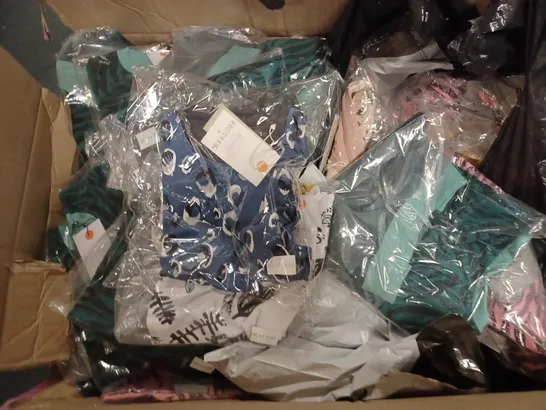 LOT OF APPROXIMATELY 45 PAIRS OF BRAND NEW JAMMIE DOODLES PYJAMAS AND BOTTOMS IN SIZE 4-5 YEARS IN VARYING DESIGNS