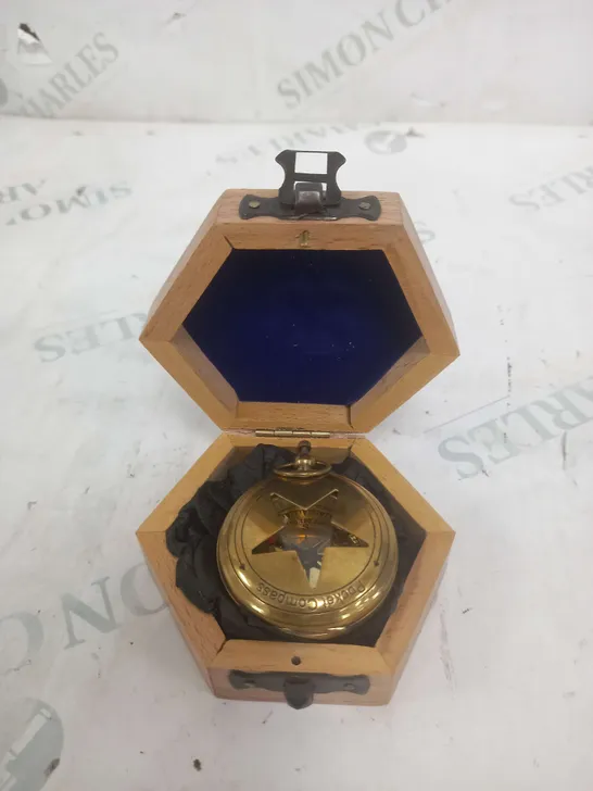 BRASS ANTIQUE COMPASS WITH HOLDING BOX