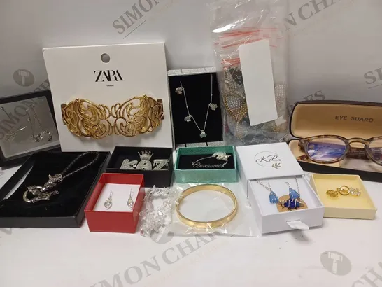 LOT OF APPROX 15 ASSORTED JEWELLERY ITEMS TO INCLUDE NECKLACES, EARRINGS, BRACELETS, ETC 