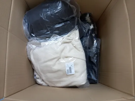 BOX OF ASSORTED CLOTHING ITEM TO INCLUDE JUMPERS - TROUSERS - JACKETS IN VARIOUS SIZES AND DESIGNS / COLLECTION ONLY 